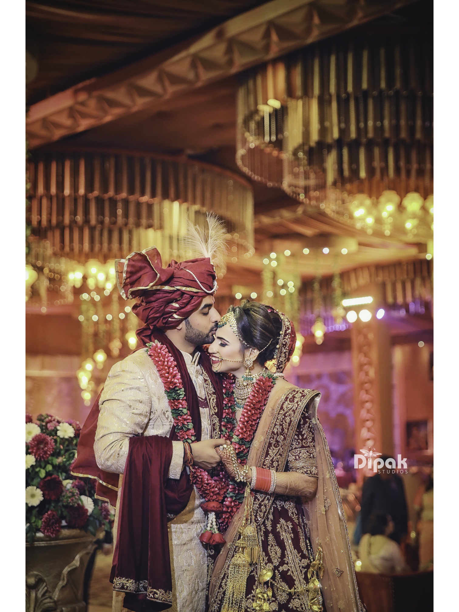 Indian newlywed couple in traditional wedding dress Stock Photo - Alamy