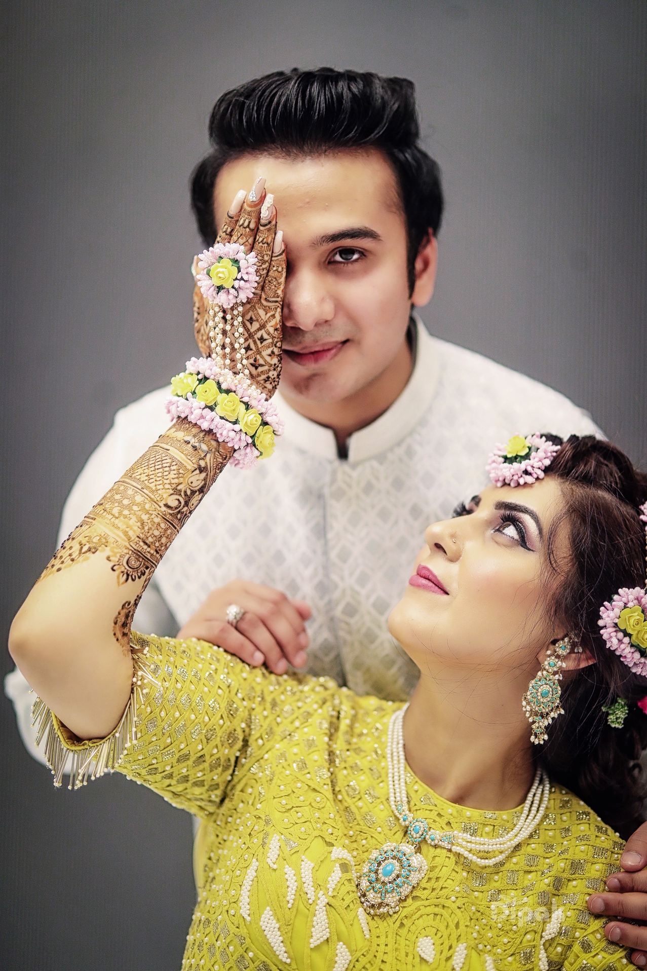 Best Indian Wedding Mehndi Ceremony Poses every Bride-to-be should Bookmark  - Fine Art  Productionhttps://static.wixstatic.com/media/cc1936_4e6682aab57e4571bc27939344e20b51~mv2.jpg/v1/fill/w_1000,h_667,al_c,q_85,usm_0.66_1.00_0.01  ...